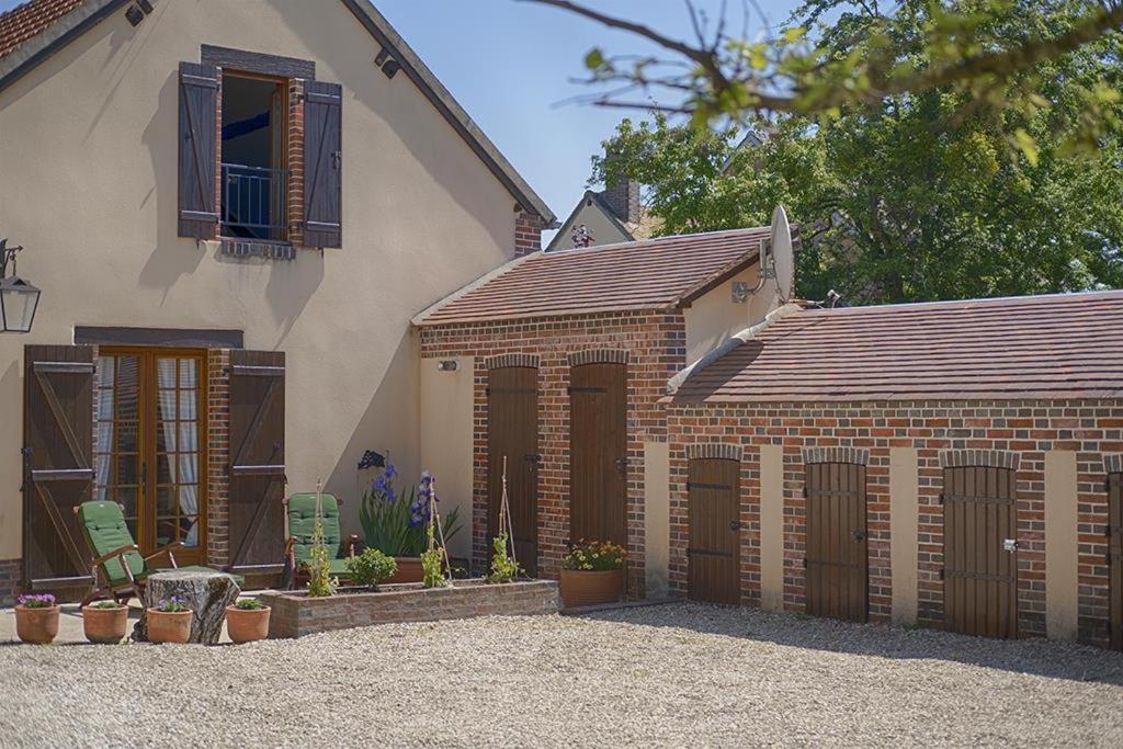 Bed and Breakfast Le Logis Du Regisseur Charny-Oree-de-Puisaye Exterior foto